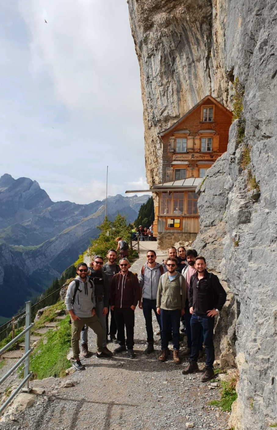 Eine Wandergruppe vor dem bekannten Restaurant Aescher im Appenzellerland.