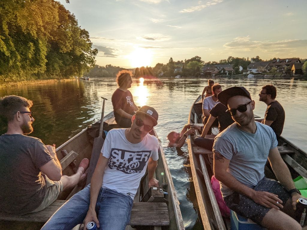 Eine Gruppe Menschen auf Weidlingen auf dem Rhein.