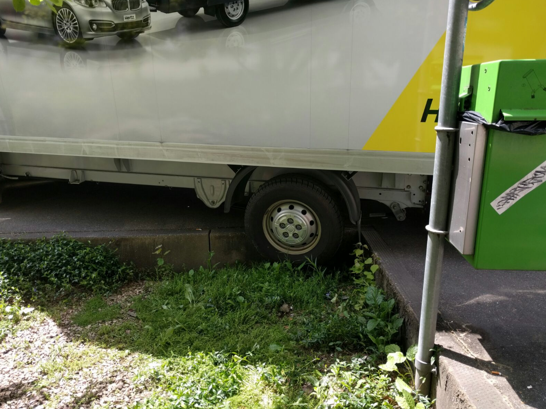 Ein Kleintransporter steckt mit dem linken Hinterrad fest.