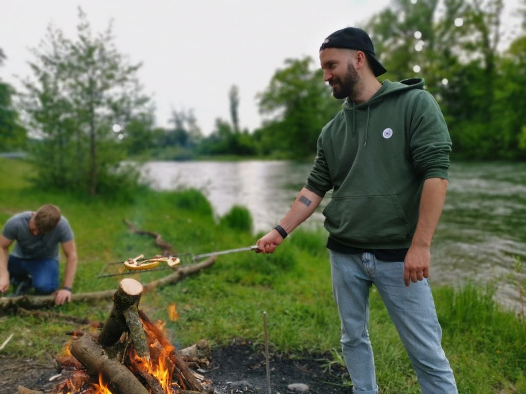 Ein überdurchschnittlich attraktiver Bündner beim Bratwurst bräteln.