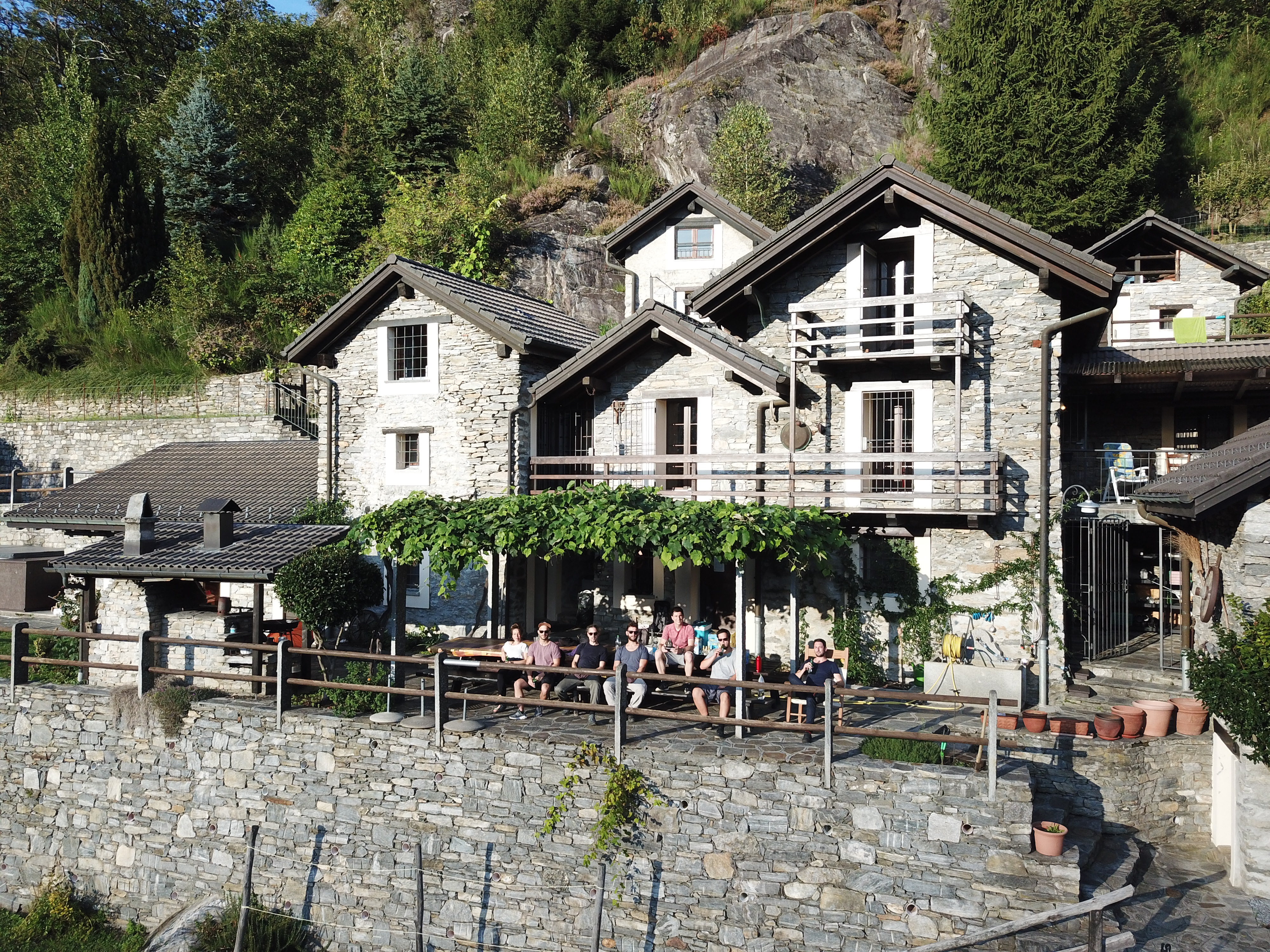 Eine Drohnenaufnahme von einem alten Gebäudekomplex im Tessin.