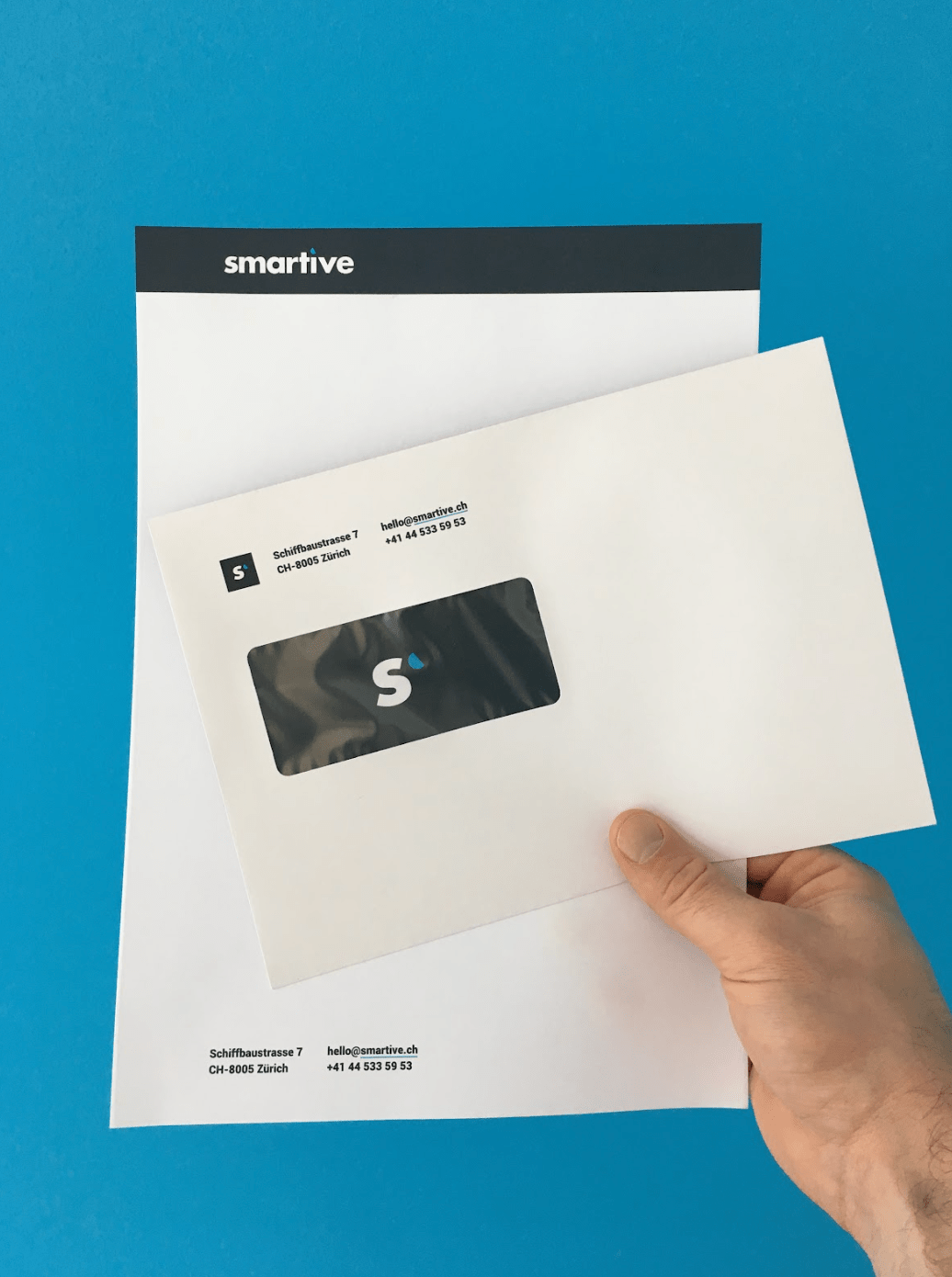 Briefpapier und Couvert mit dem smartive Firmenlogo.