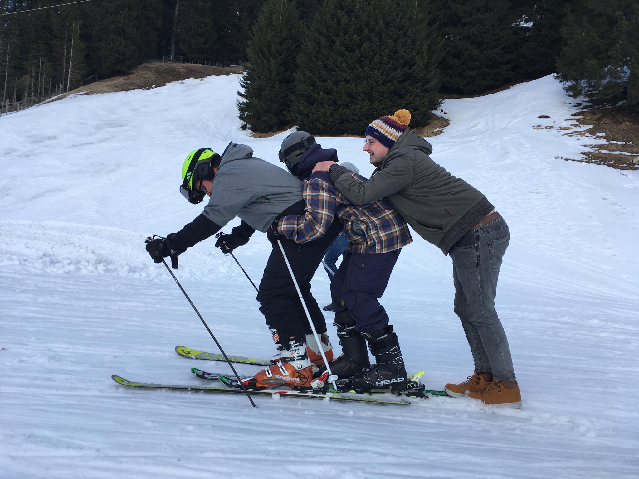 Drei Personen beim Skifahren.